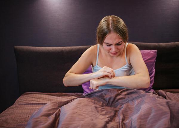 de ce te mananca pielea cand te pui in pat