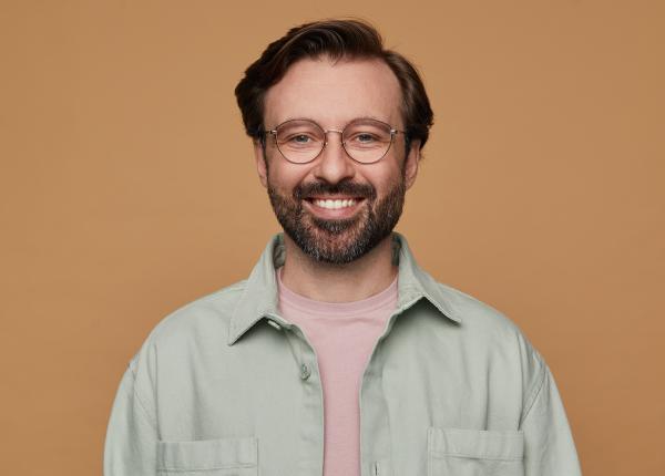 care este motivul pentru care barba albeste inaintea parului din cap