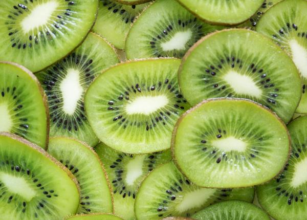 kiwi sursa importanta de vitamina c sustine sanatatea intestinala si a inimii previne constipatia si cancerul de colon