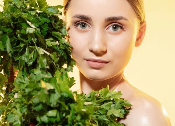 patrunjelul intinereste tenul si estompeaza acneea patrunjelul intinereste tenul si estompeaza acneea