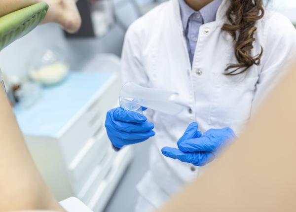 cine face cancer de col uterin si cand trebuie facut testul babes papanicolau herghelegiu e usor de realizat