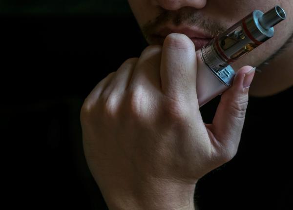 ziua mondiala de lupta impotriva cancerului 1 din 3 romani fumeaza boboi despre vapat