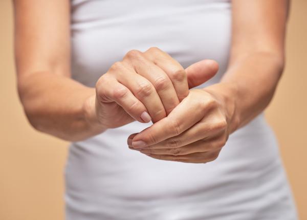 mainile uscate cauze si tratament