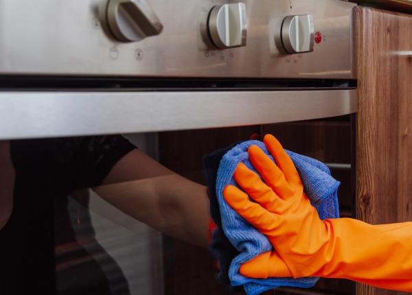 cum sa cureti geamul de la cuptor
