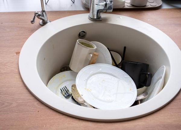 greseala uriasa pe care o faci cand lasi vasele murdare in chiuveta