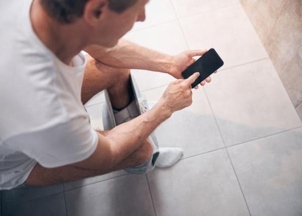 folosirea telefonului in baie factor de risc pentru aparitia hemoroizilor