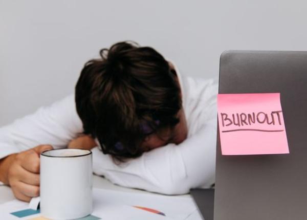 burnout ul este tot mai prezent in corporatii si are surse multiple