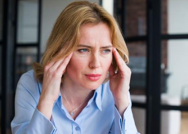 estrogenul asociat cu migrenele din timpul menstruatiei