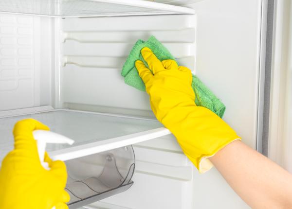 curata frigiderul in cateva secunde cu trucul magic al foliei alimentare