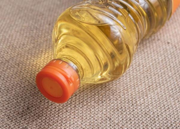 nu arunca uleiul uzat in chiuveta iata 3 moduri inteligente pentru a l reutiliza