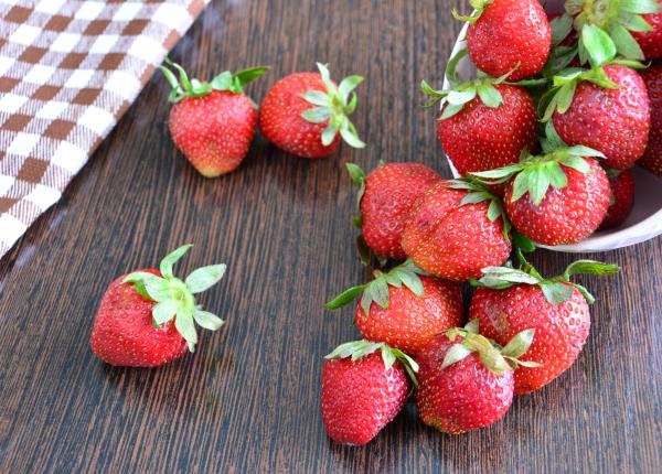 cinci beneficii pentru sanatate ale frunzelor de capsuni