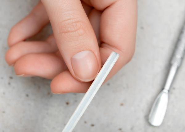 petele albe de pe unghii leuconichia cauze si tratament