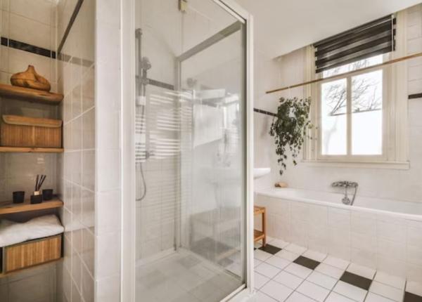 elimina mirosurile urate din baie cu apa de gura