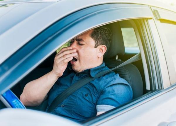 somnul insuficient la fel de periculos ca sofatul baut