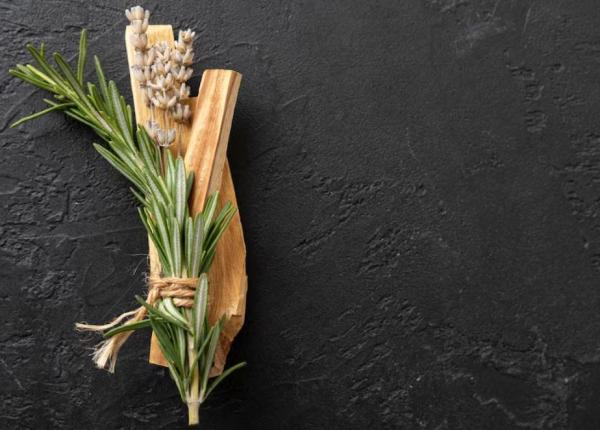 arde o crenguta de rozmarin in casa