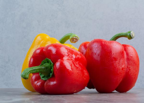 ardeiul gras sursa uimitoare de vitamine ajuta in prevenirea cataractei si a anemiei