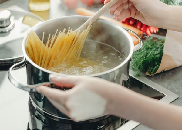 de ce sa te clatesti pe cap cu apa in care ai fiert pastele