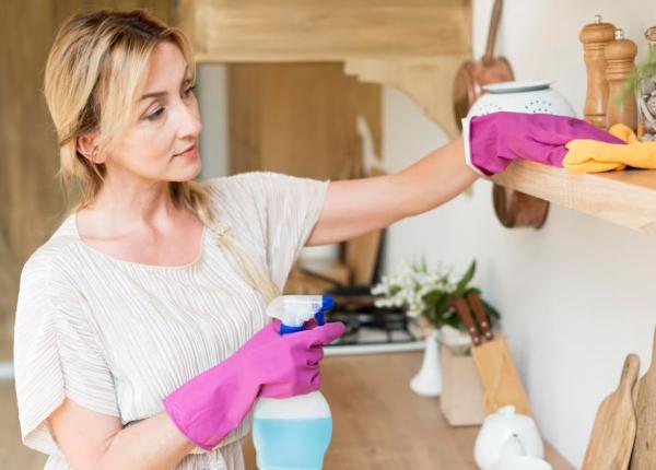 spray ul care nu lasa praful sa se depuna suprafete