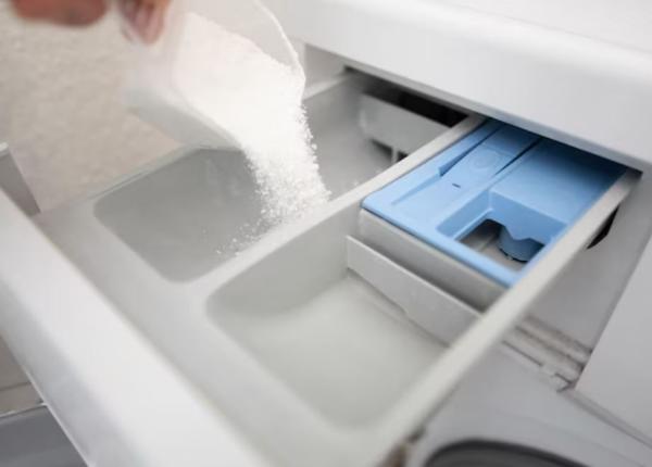 curata sertarul pentru detergent al masinii de spalat cu lamaie