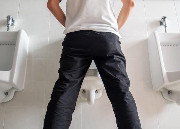 urolog greseala barbati urineze din picioare urolog greseala barbati urineze din picioare