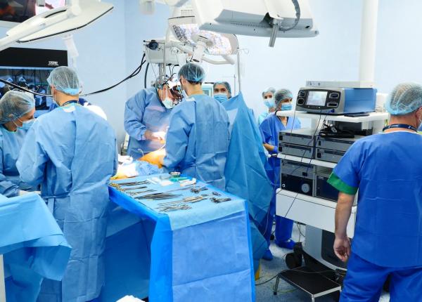 centrul de excelenta in chirurgia cardiovasculara minim invaziva de la spitalul clinic sanador a devenit centru de excelenta si training acreditat international