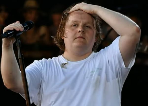 lewis capaldi intrerupt pe scena de sindromul tourette