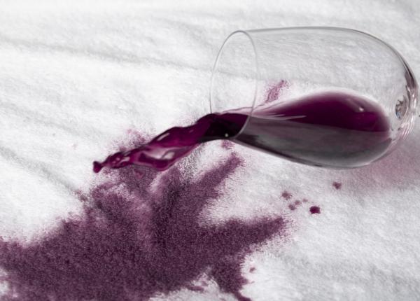 cum scoti petele de vin rosu trucul genial cu vin alb la care nu te ai fi gandit niciodata