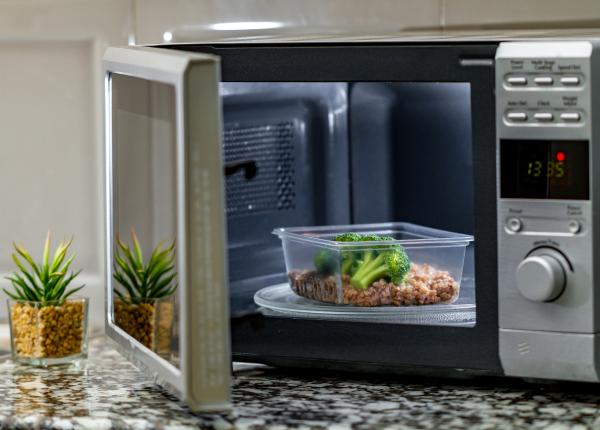 ce poti sa patesti daca stai aproape de cuptorul cu microunde