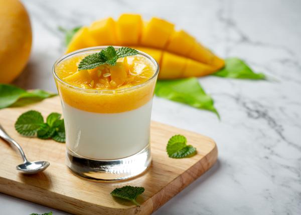 ghiveci in straturi de mango si iaurt reteta pentru o gustare putine calorii