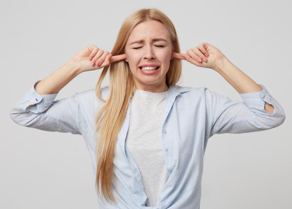 cum sa iti desfunzi urechile acasa