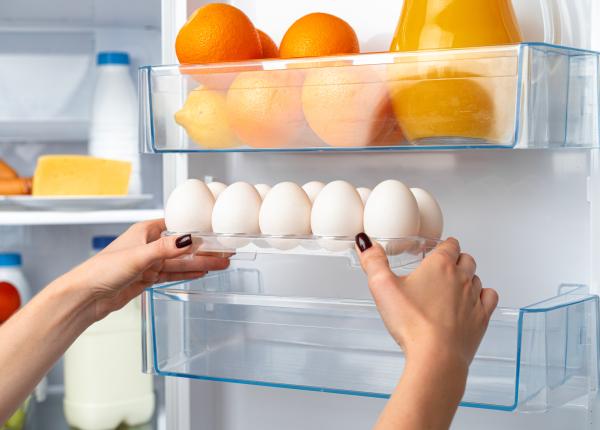 de ce nu trebuie sa tii ouale pe usa frigiderului