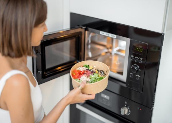 ce se intampla cand incalzesti mancarea in materialele plastice la cuptorul cu microunde