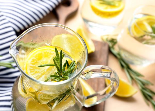 apa cu lamaie si rozmarin digestie slabit detoxifiant natural