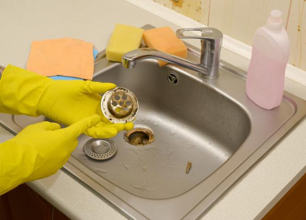 de ce trebuie sa cureti chiuveta dupa ce speli vasele