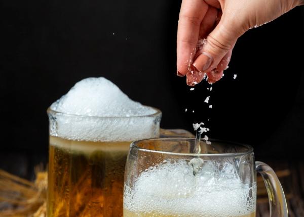 de ce sa pui sare in bere