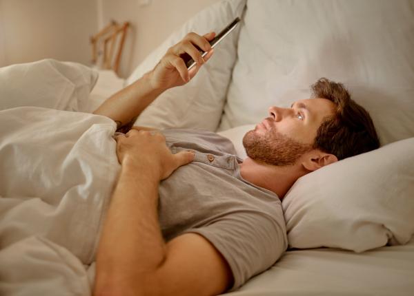 ce se intampla daca dormi cu telefonul langa tine