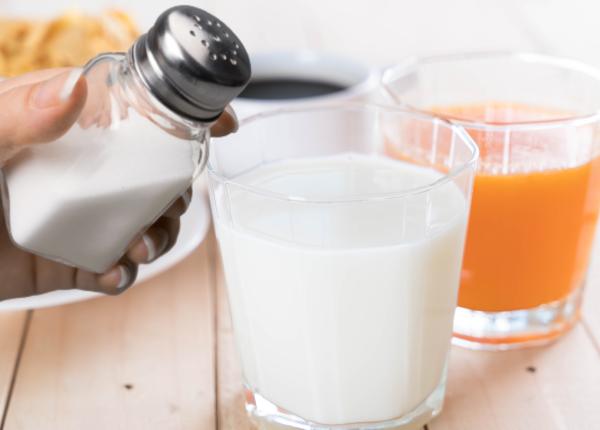 de ce sa pui sare in lapte sau in ceai trucul pentru stomac pe care nu l ai stiut