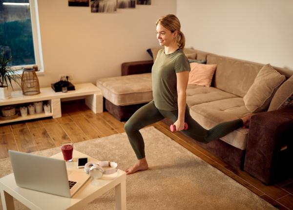 5 exercitii eficiente pe care le poti face de acasa