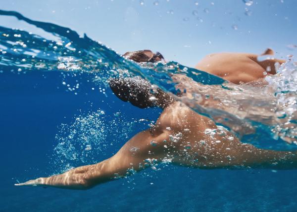 10 beneficii ale inotului lucreaza intregul corp