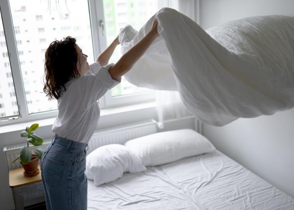 de ce ar trebui sa aerisesti lenjeria de pat in fiecare dimineata