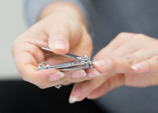 de ce sa nu iti tai unghiile seara