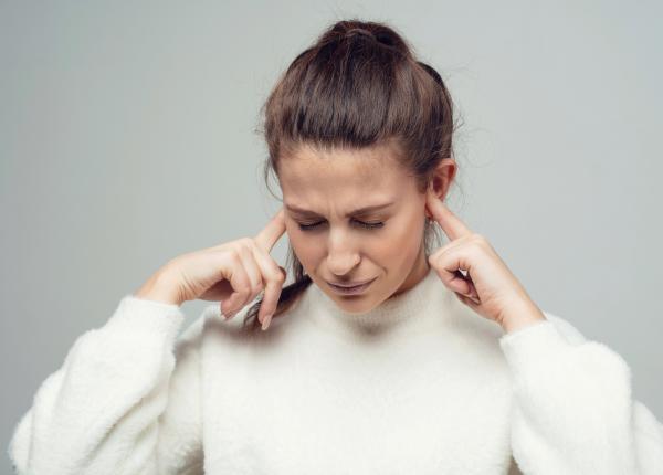 de ce se infunda urechile