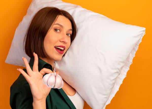 de ce sa pui un catel de usturoi sub perna