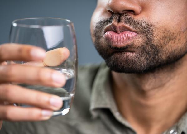 gargara cu sare remediu de sute de ani cu efecte pozitive impotriva covid