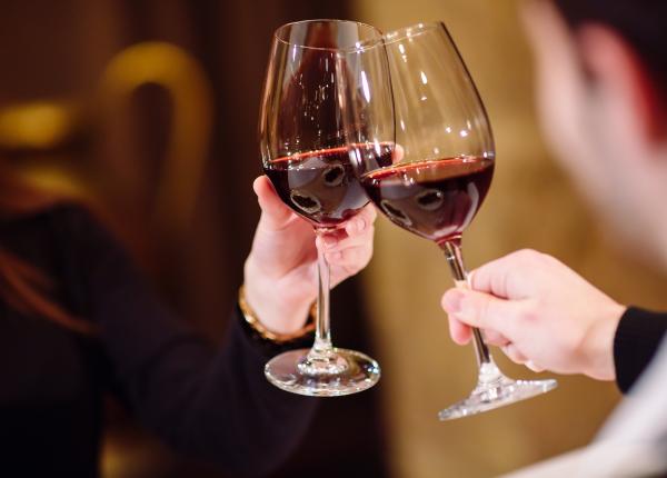 de ce te doare capul dupa ce ai baut vin rosu