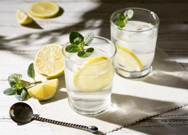 6 motive sa bei apa cu lamaie dimineata