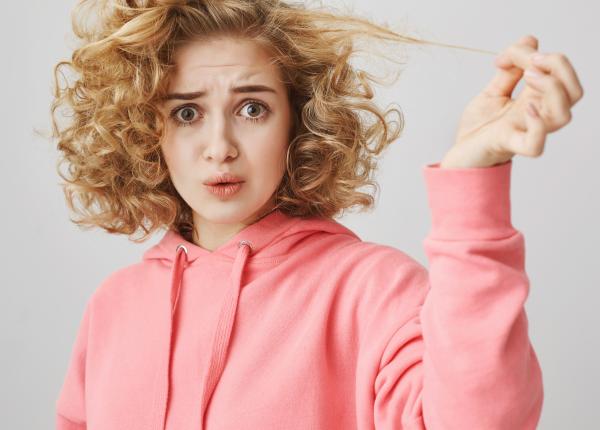 ce inseamna daca iti ies fire albe de par din tinerete