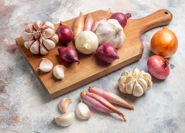 ingredientul banal care indeparteaza mirosul neplacut de pe tocator