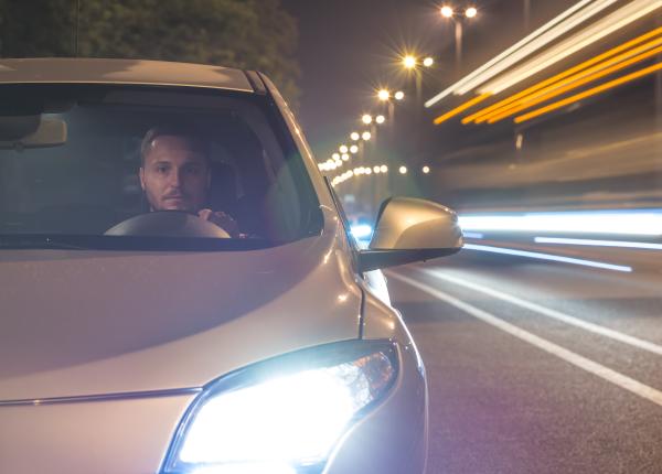 motivul pentru care te deranjeaza ochii noaptea la volan
