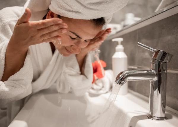 ce se intampla daca nu te speli pe fata dimineata cat de grav este de fapt